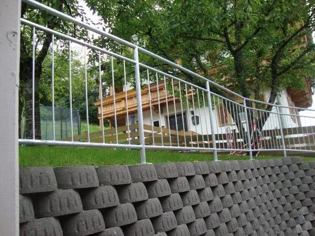 Edelstahlgeländer auf einer Natursteinmauer, Anfertigung nach Maß