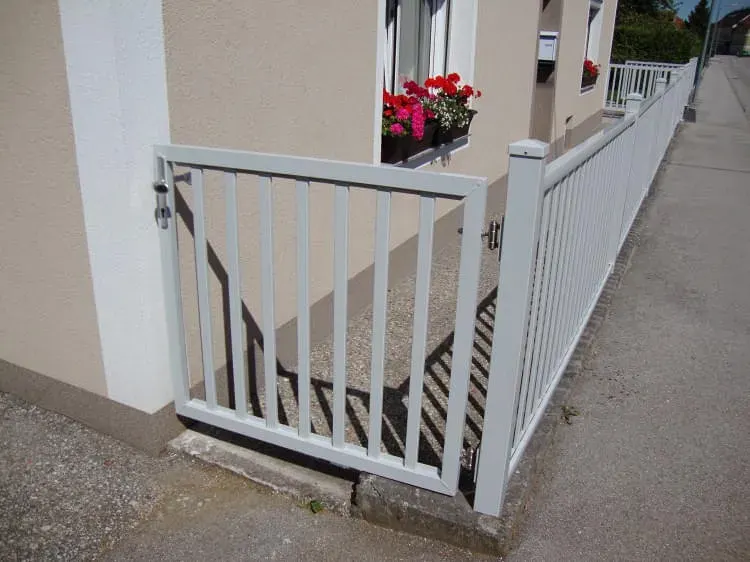 Weiß beschichtetes Stiegengeländer im Außenbereich