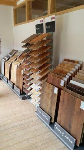 Musterständer mit Holzfußböden im Schauraum