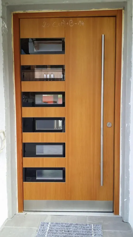 Moderne Holz-Haustür mit Glasausschnitten, geliefert und montiert von A. Fuchs