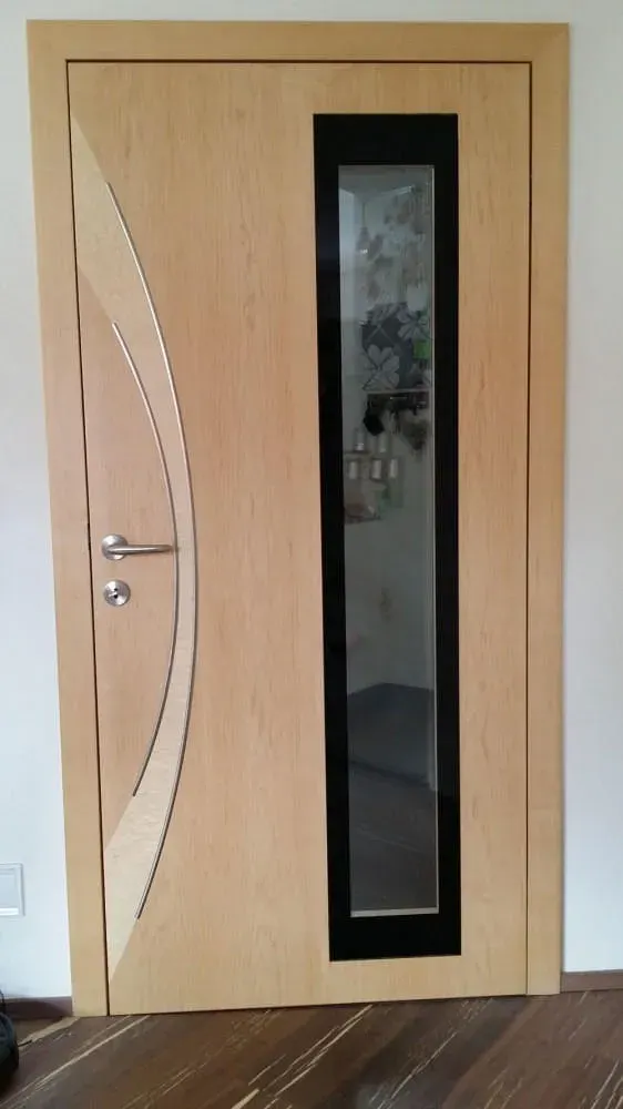 Innentür mit geschwungenem Edelstahl-Dekor, Detailaufnahme